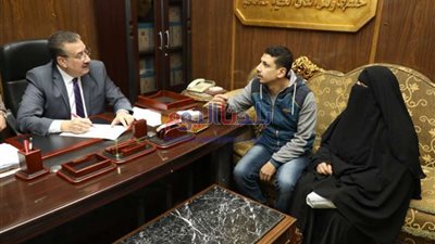 محافظ المنوفية ويوافق على صرف إعانة مالية لأحد المواطنين من ذوي الإحتياجات الخاصة