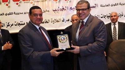 وزير القوى العاملة ومحافظ البحيرة يتبادلان الدروع في حفل تسليم شهادة أمان