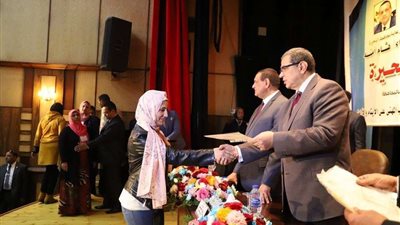 وزير القوى العاملة ومحافظ البحيرة يسلمان شهادات أمان للعمالة غير المنتظمة