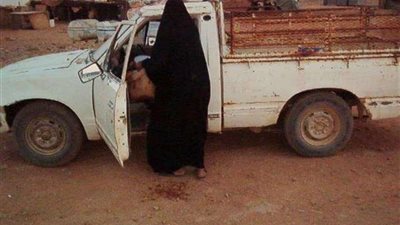 «رضا ست بـ 100 راجل» تقود سيارة نقل بمحاجر المنيا لتربيه بناتها