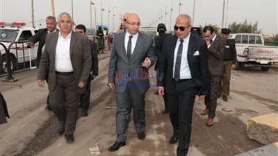 محافظة بني سويف ومدير الأمن يتابعان تيسير الحركة المرورية بكوبري النيل
