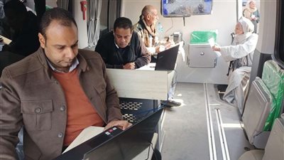 انطلاق سيارة المركز التكنولوجي في قنا لتقديم الخدمات للمواطنين