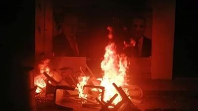 شاهد.. النيران تلتهم مكاتب لحزب الرئيس اللبناني والحريري