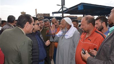 نائب محافظ بني سويف يتفقد مواقف السيارات للاطمئنان على انتظام الحركة المرورية