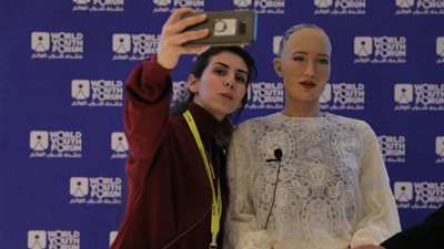 الشباب يحتشدون حول الروبوت صوفيا لالتقاط السيلفي معها