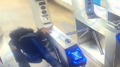 وفاة شاب أمريكي في مترو أثناء هروبه من دفع التذكرة.. تفاصيل مثيرة