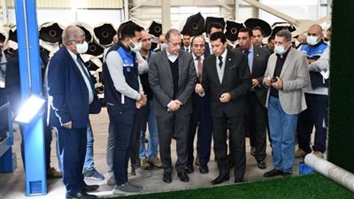 وزير الرياضة يتفقد مصنع النجيل الصناعي لعام ٢٠٢٢