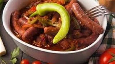 تعرفي على طريقة عمل طاجن السجق البلدي في الفرن