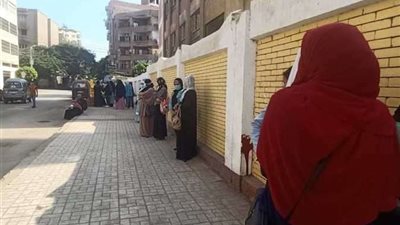 طلاب يحتفلون بتوديع مدير مدرستهم في الدقهلية بالتقاط الصور