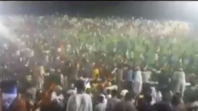 بعد تصدر فريقهم الدوري.. جماهير نادي سوداني تقتحم الملعب للاحتفال بـ 