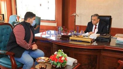 محافظ سوهاج يلتقي عددًا من المواطنين لبحث مطالبهم وحل شكواهم