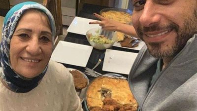 أحمد السعدني يوجه رسالة حب لوالدته في عيد ميلادها