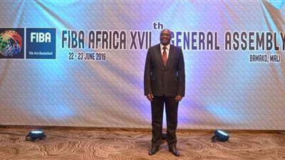 رئيس الاتحاد الأفريقي يزور صالة أكتوبر لكرة السلة