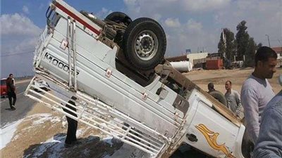 إصابة 10 إشخاص في حادث انقلاب سيارة نقل بطريق أسيوط الغربي