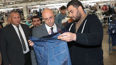 محافظ بني سويف يزور مصانع بياض العرب ويطالب بجدول زمني للنهوض بالمنطقة