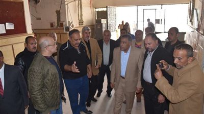 محافظ مطروح يتابع إنتظام سير العمل بمجلس المدينة