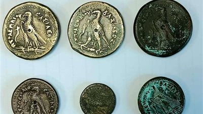 الوحدة الأثرية بمطار القاهرة تضبط 9 عملات معدنية ترجع إلى عصور تاريخية