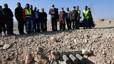 محافظ قنا يتفقد أعمال مشروع ازدواج طريق قنا - الأقصر الصحراوى الغربى