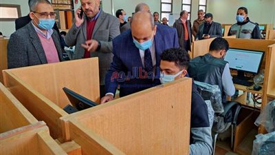 رئيس جامعة المنيا يتابع الاختبار الإلكتروني التجريبي لطلاب كلية الصيدلة