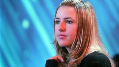 شاهد.. مغنية أمريكية تبهر متابعيها بقراءة 