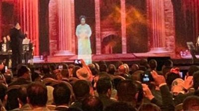 بعد وفاتها بـ45 عاما.. كيف ظهرت أم كلثوم بمنتدى شباب العالم (فيديو)