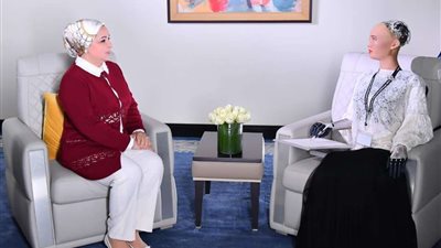 قرينة السيسي تعلق على لقاء الروبوت صوفيا
