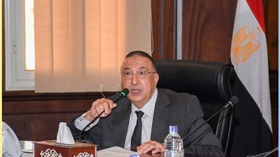 محافظ الإسكندرية يشدد علي رؤساء الأحياء التصدي للمخلفات البناء