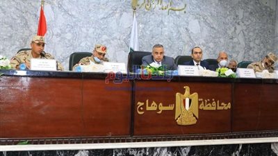 محافظ سوهاج يعقد اجتماع موسع لبحث الموقف التنفيذي لمشروعات 