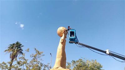 تنظيف وتلميع تمثال الرياح بمدينة قنا.. لهذا السبب