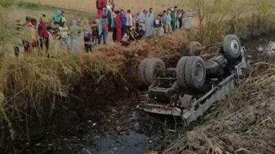 انقلاب سيارة نقل محملة بمواد غذائية في أسيوط