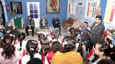 محافظ بني سويف يشارك أطفال مصر من الأيتام فرحتهم بعيد الميلاد المجيد