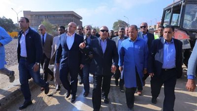 وزير النقل يتفقد أعمال تطوير المرحلة الأولى من طريق 