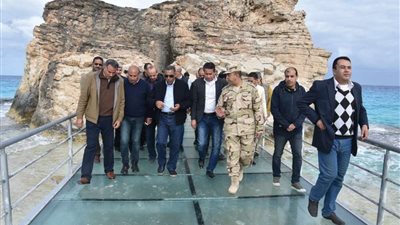 محافظ مطروح يتفقد شاطئي الغرام وكليوبترا للوقوف على نسب أعمال التطوير