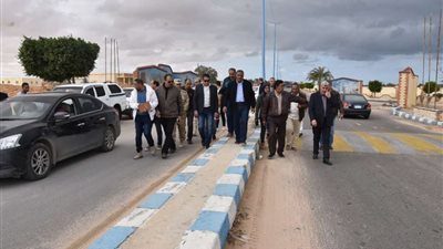 محافظ مطروح: دراسة تطوير طريق القصر واعتباره ممرًا سياحيًا لأهم الشواطئ
