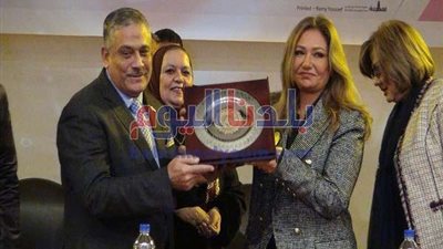 بالصور.. جامعة عين شمس تكرم ليلى علوي عن مشوارها الفني