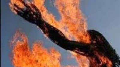 النيران تلتهم ربة منزل ووتتركها بنسبة حروق 90% بسبب تسريب الغاز بـ سوهاج