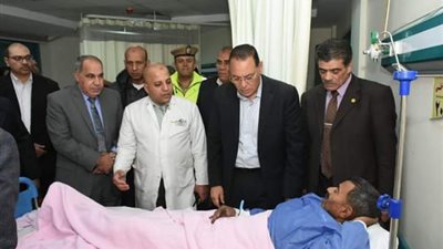 محافظ الشرقية يطمئن على الحالة الصحية لمصابي حادث انهيار 