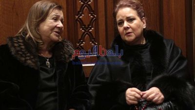 هناء الشوربجي تبكي في عزاء زوجها حسن عفيفي