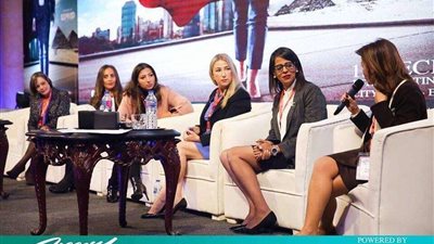 بحضور رموز الفن والمجتمع.. القمة الدولية الأولى للمرأة تكرم عددًا من الرموز النسائية 