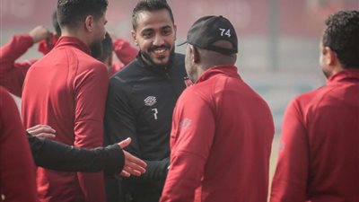 يجمع متعلقاته.. كهربا يودع زملائه قبل السفر إلى تركيا