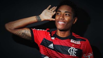 فيتينيو لاعب فلامنجو: نرحب بأي منافس في النهائي وهدفنا اللقب