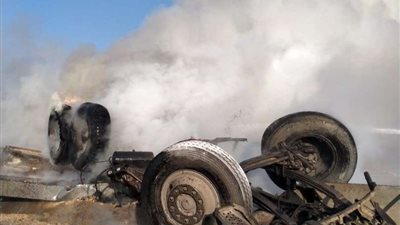 طريق الموت.. اشتعال النيران بسيارة نقل بالطريق الأوسطي بحلوان
