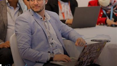 يعملون كخلية نحل .. شباب متطوعون يقومون على إدارة وتنظيم منتدى شباب العالم
