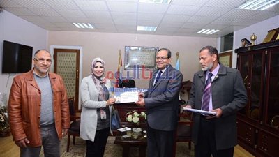 جامعة سوهاج تكرم مفتشي الهيئة القومية للتأمينات والمعاشات لتعاونهم المثمر
