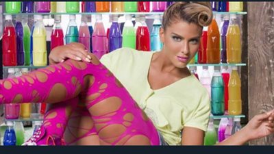 جويل حاتم تصدم المتابعين بحلق شعرها (صور)