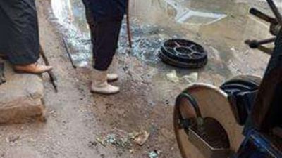 عقب انسداد خط الصرف.. الدفع بسيارات كسح لشفط المياه بأحد شوارع مركز بني مزار بالمنيا