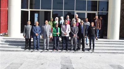 وفد من وزارة الاتصالات يزور معهد 