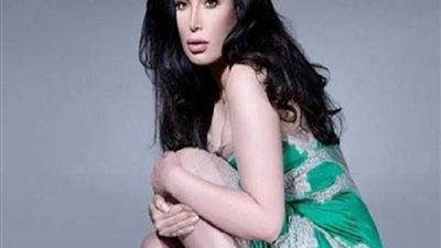 عبير صبري تشعل الانستجرام بصورة مع أقدم بواب في مصر