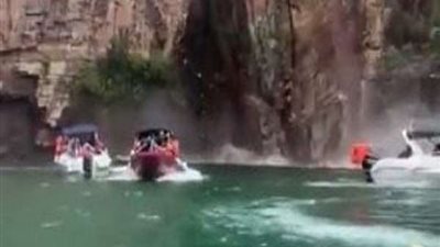 مصرع 7 سياح وإصابة 9 آخرين شاهد انهيار كتلة صخرية