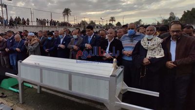 محافظ بني سويف يتقدم صلاة الجنازة على  المتوفين من قرية 